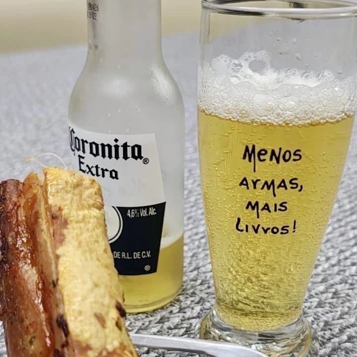 Copo tulipa "Menos armas, mais livros"
